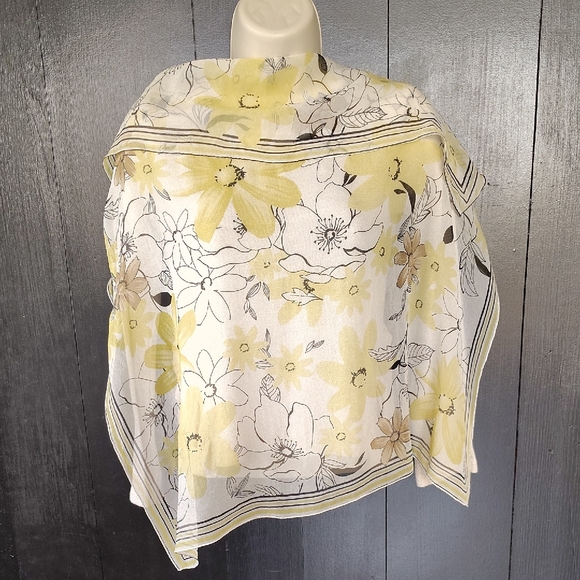 Pendleton Accessories - 💛 Pendleton Silk Scarf. Yellow with Flowers.